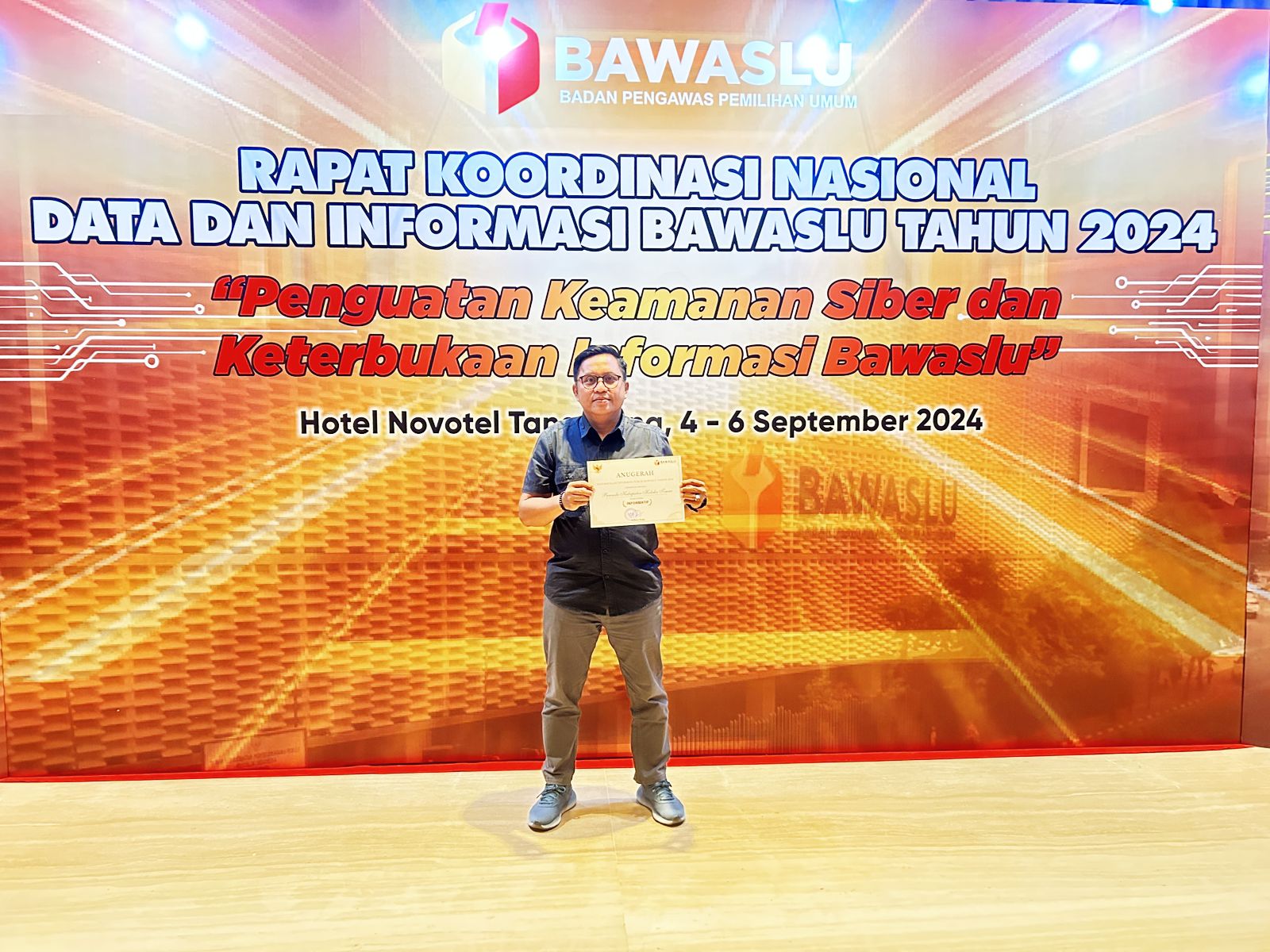 Abang Saputra Memegang Sertifikat Penghargaan