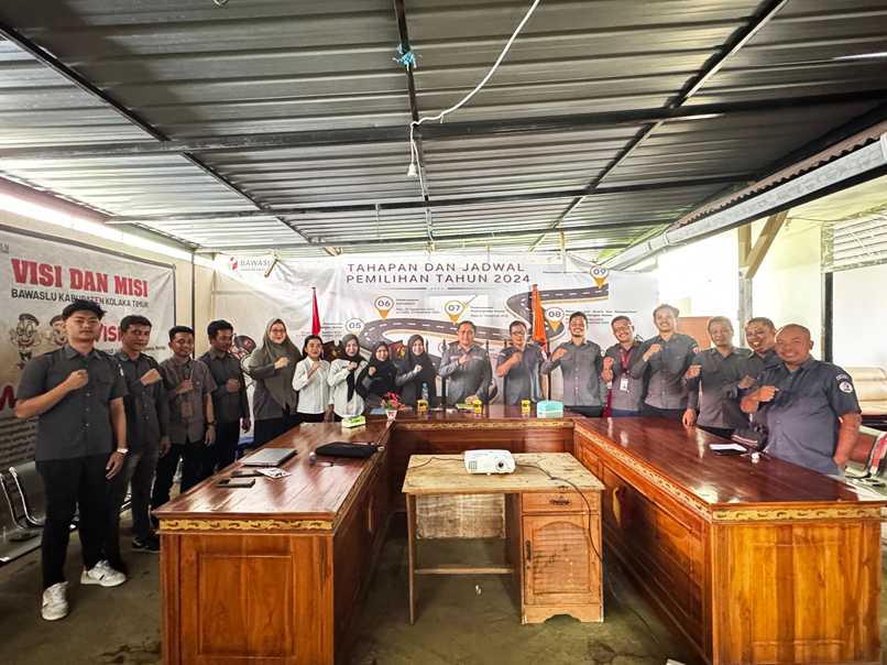 foto bersama pegawai bawalu kabupaten kolaka timur 