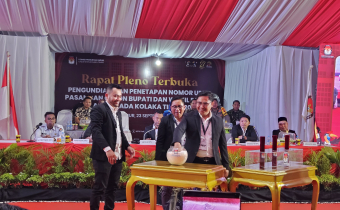 Bawaslu Koltim memeriksa pengundian nomor urut