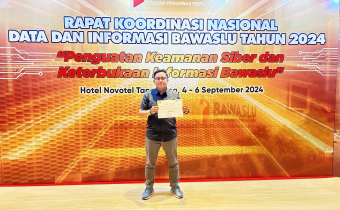 Abang Saputra Memegang Sertifikat Penghargaan