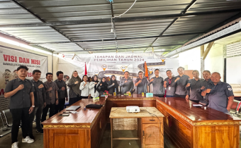foto bersama pegawai bawalu kabupaten kolaka timur 
